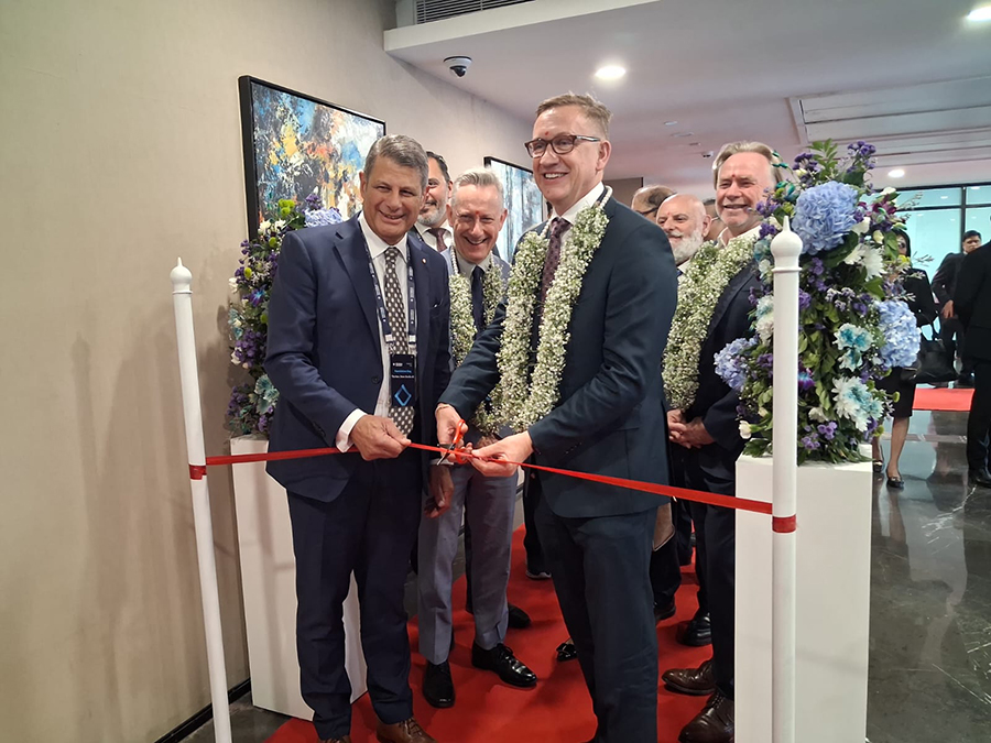 Steve Bracks and Julian Hill cutting a ribbon to open the site of the new VU Campus in India.
