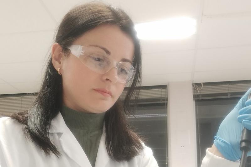An image of VU Researcher Tatijana Markoska working in a laboratory.