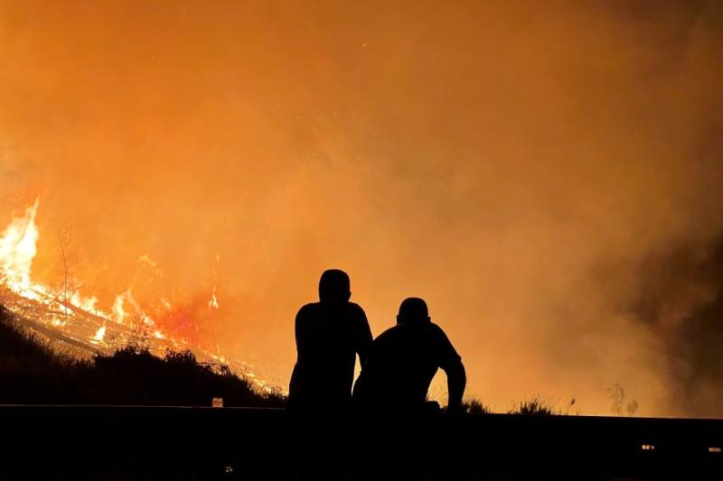 Bushfire-with-two-people-silouhetted