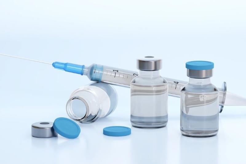 Syringe with two vials