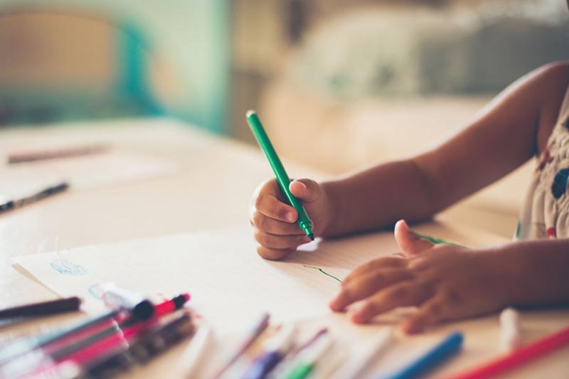  Kid drawing with textas