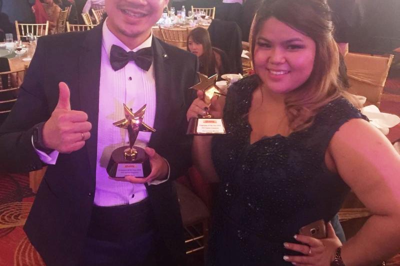 VU alumni KerSoon and Chai Lai Kuan with awards