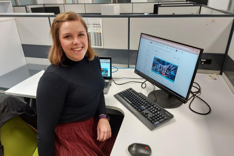  Miriam Gelotte at computer