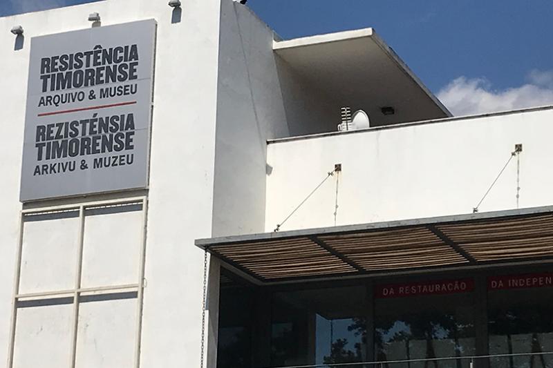 Text on exterior of building: Resistencia Timorense Arquivo & Museo. Rezisténsia Timorense Arkivu & Muzeu.