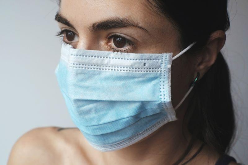  Woman wearing a surgical maks