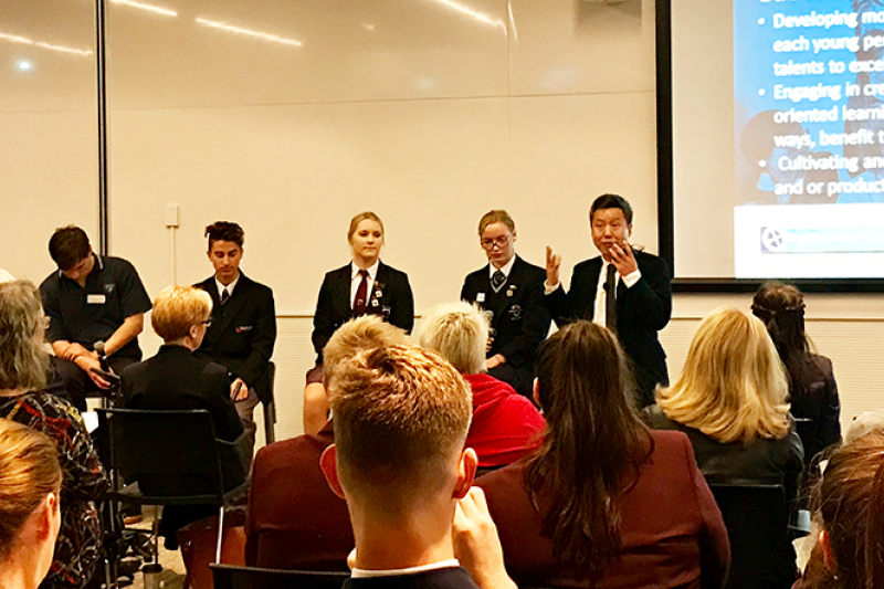  Professor Yong Zhao with students at the entrepreneurial learning forum
