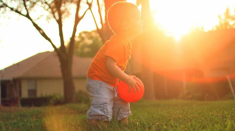 The influence of childhood circumstances on adult health