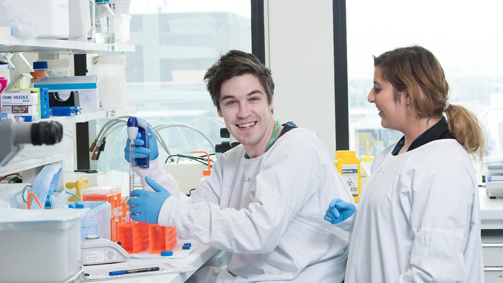 A health and biomedicine student works in a laboratory.