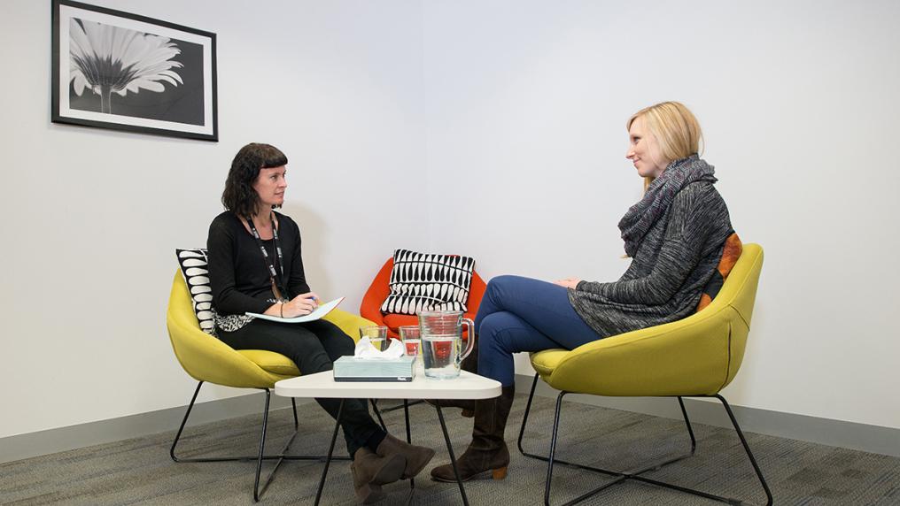 A provisional psychologist works with a client in VU's psychology clinic.
