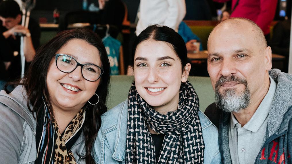 A prospective VU student with their parents.