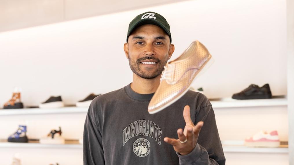 Vince throwing up a Rollie shoe