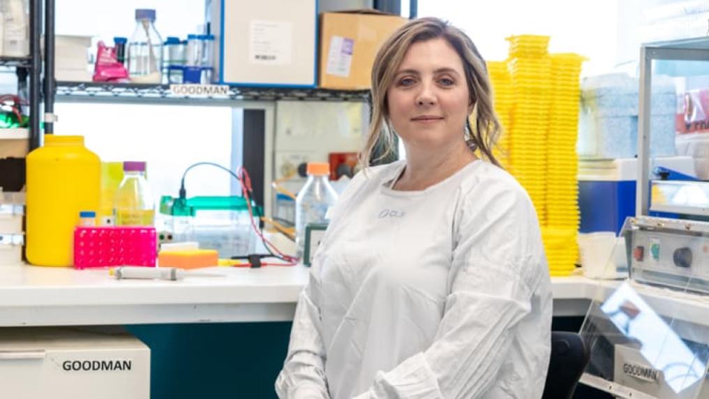 VU researcher in a lab, looking at the camera with a neutral expression