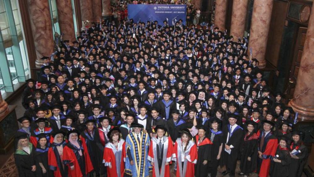 A crowd of hundreds pose in graduation uniforms at VU's Malaysian graduation 2017