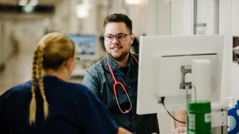 A VU nursing student working in a hospital.