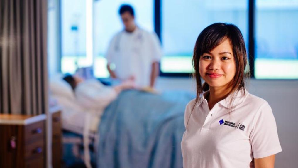 A VU nursing student working in a hospital.