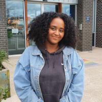 A law student, Rawan, stands outside and shares her experience of transitioning from another university to VU.